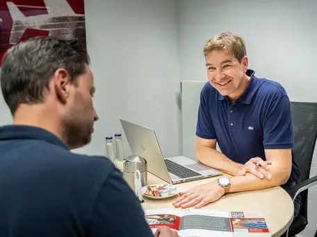 Zwei Mitarbeiter bei der Planung