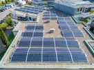 Eine Photovoltaikanlage auf einem großen Dach