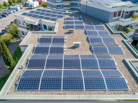 Eine Photovoltaikanlage auf einem großen Dach