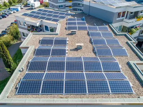 Eine Photovoltaikanlage auf einem großen Dach