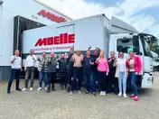 Die Belegschaft der Firma Moelle vor einem LKW mit Logo