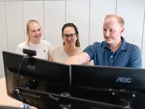 Junge Mitarbeitende bei Moelle im Büro
