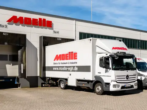 Moelle Logistikzentrum mit LKWs für weltweiten Export von Elektromaterial