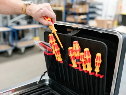 Werkzeugkoffer mit Schraubendrehern für Elektroarbeiten bei Moelle