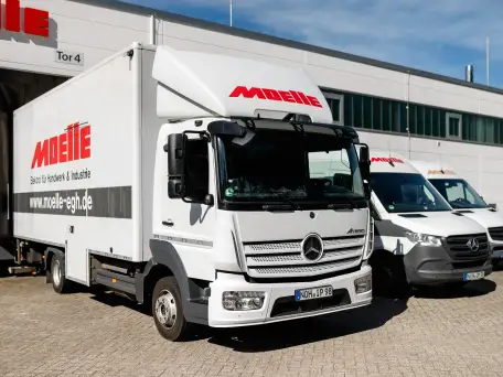 Moelle LKWs vor dem Logistikzentrum für Export und Versand