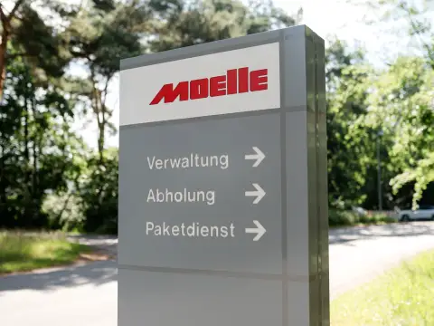 Moelle Hinweistafel an der Zufahrt mit Wegweisung zu Verwaltung und Abholung