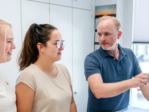 Junge Mitarbeitende bei Moelle im Büroalltag