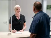 Moelle, Gespräch am Empfang 