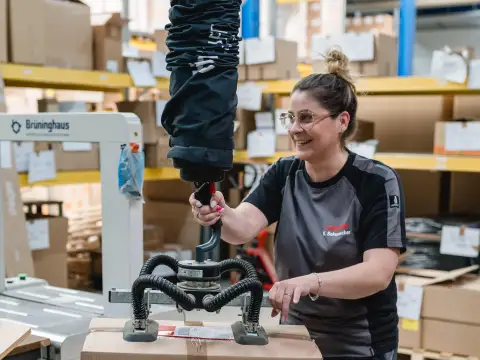 lagermitarbeiterin bewegt ware